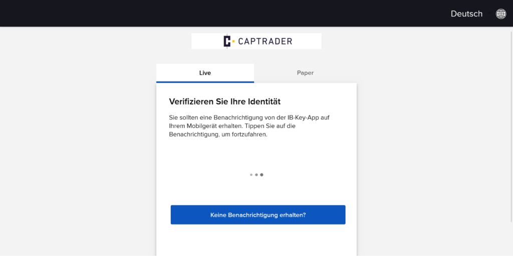 Ein Verifizierungsbildschirm auf der CapTrader-Website fordert den Nutzer auf Deutsch auf, seine Identität über eine Benachrichtigung auf seinem Mobilgerät zu bestätigen, mit einer Schaltfläche für fehlende Benachrichtigungen, was einen sicheren Zugang zu den Funktionen der Handelsansicht gewährleistet.