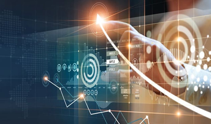 Eine Hand berührt eine digitale Schnittstelle, die Marktdaten, Datendiagramme und Analysen auf einem transparenten Bildschirm anzeigt. Dies steht für fortschrittliche Datenanalyse und technologisches Wachstum für CapTrader.