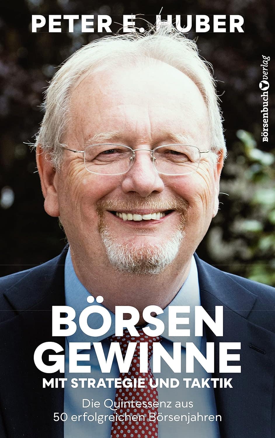 Ein lächelnder älterer Mann mit Brille und weißem Bart, der einen Anzug und eine Krawatte trägt. Der Text auf dem Bild ist auf Deutsch und trägt den Buchtitel "Börsengewinne mit Strategie und Taktik" von Peter E. Huber.