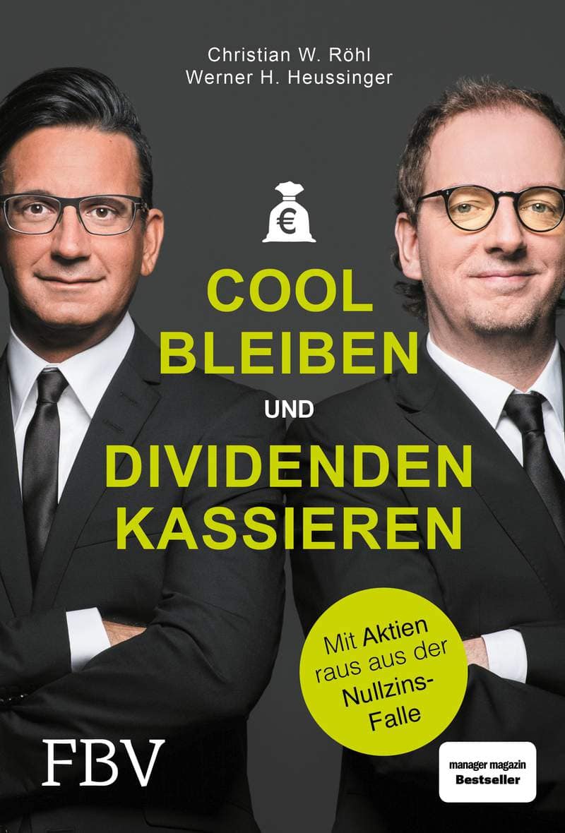 Buchumschlag mit zwei Männern in Anzügen und Brillen mit dem Titel "Cool bleiben und Dividenden kassieren" von Christian W. Röhl und Werner H. Heussinger, mit gelber und weißer Schrift auf schwarzem Hintergrund, die clevere Dividenden-Strategien hervorheben.
