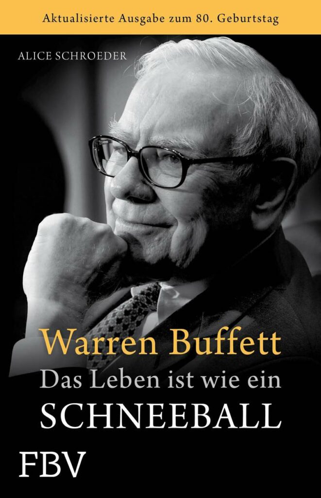 Schwarz-Weiß-Foto von Warren Buffett, der sein Kinn auf seine Hand stützt, auf dem deutschen Buchumschlag "Das Leben ist wie ein Schneeball" von Alice Schroeder. Das Bild fängt die Essenz von Buffetts Leben ein, wie ein Schneeball-Effekt, der sich entfaltet.