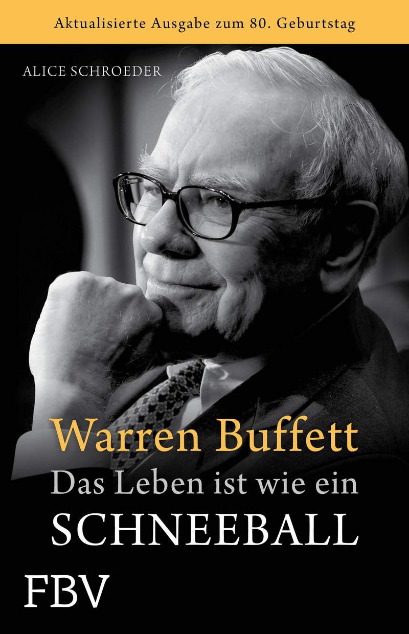 Schwarz-Weiß-Foto von Warren Buffett, der sein Kinn auf seine Hand stützt, auf dem deutschen Buchumschlag "Das Leben ist wie ein Schneeball" von Alice Schroeder. Das Bild fängt die Essenz von Buffetts Leben ein, wie ein Schneeball-Effekt, der sich entfaltet.
