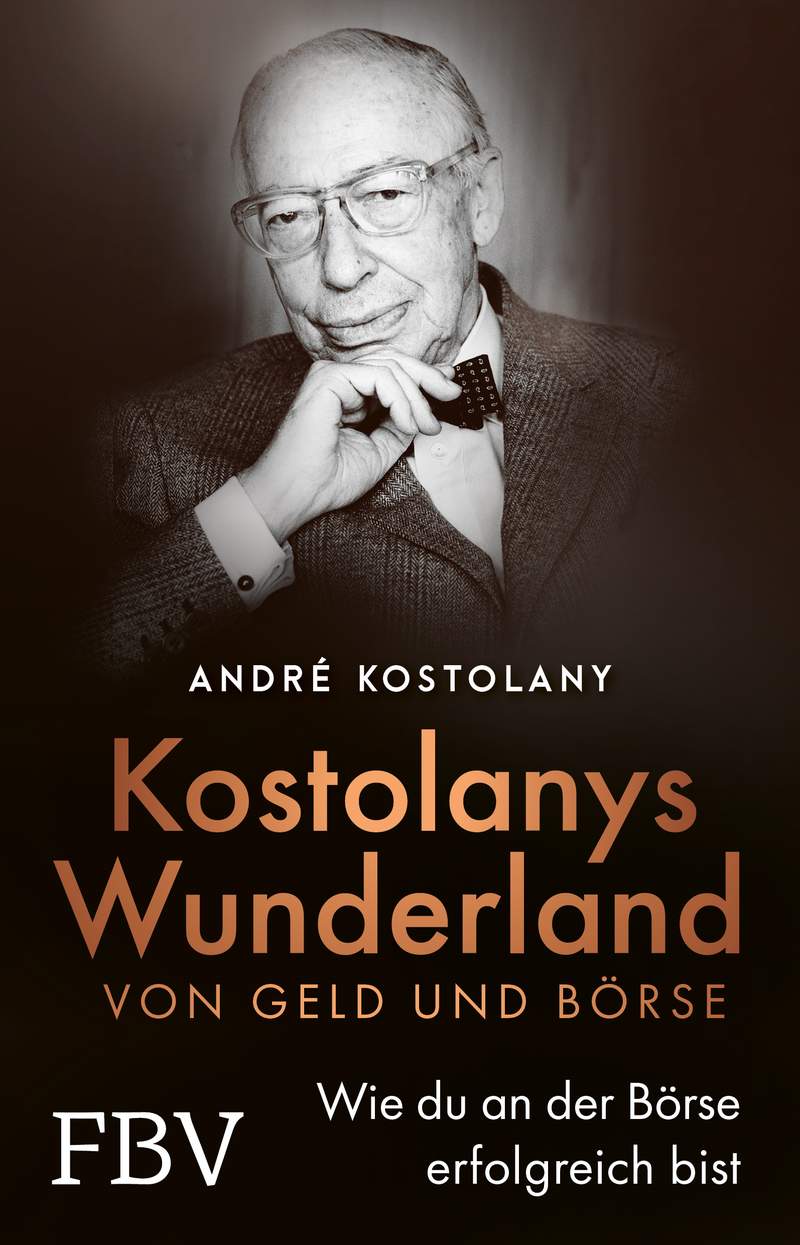 Das Buchcover zeigt das Schwarz-Weiß-Porträt eines älteren Mannes im Anzug mit dem Titel "Kostolanys Wunderland von Geld und Börse" - ein fesselnder Einblick in Kostolanys Wunderland der Finanzen und der Börse.