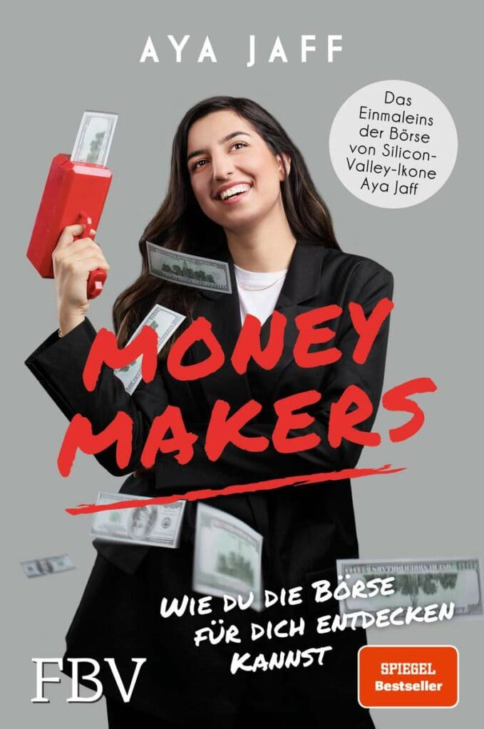 Eine Frau in einem schwarzen Blazer lächelt und hält eine rote Spielzeug-Geldpistole in der Hand, während Dollarscheine um sie herumfliegen. Das Buchcover des Buches "Money Makers" von Aya Jaff ist deutlich zu erkennen.