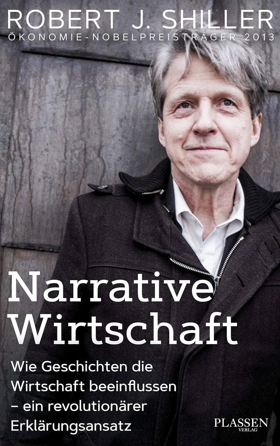 Ein Mann im Mantel steht an einer Wand neben dem Buchtitel "Narrative Wirtschaft" von Robert J. Shiller, mit zusätzlichem deutschen Text, der die Auswirkungen wirtschaftlicher Narrative hervorhebt.