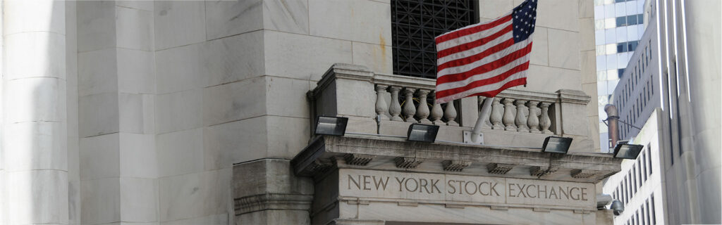 Der Eingang des New Yorker Börsengebäudes, auf dessen Schild stolz die amerikanische Flagge prangt, ist ein Symbol für den Ehrgeiz der Anleger, die davon träumen, den nächsten Tenbagger zu entdecken.