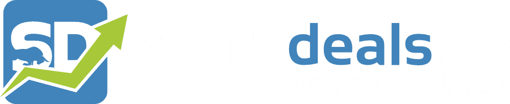 Das Logo von ShareDeals.de besteht aus einem weißen „SD“ auf blauem Hintergrund mit einem grünen Pfeil nach oben, begleitet vom Text „sharedeals.de“ und dem Slogan „One Trade Ahead!“ auf der rechten Seite, was den Fokus der Seite auf Investitionen widerspiegelt.
