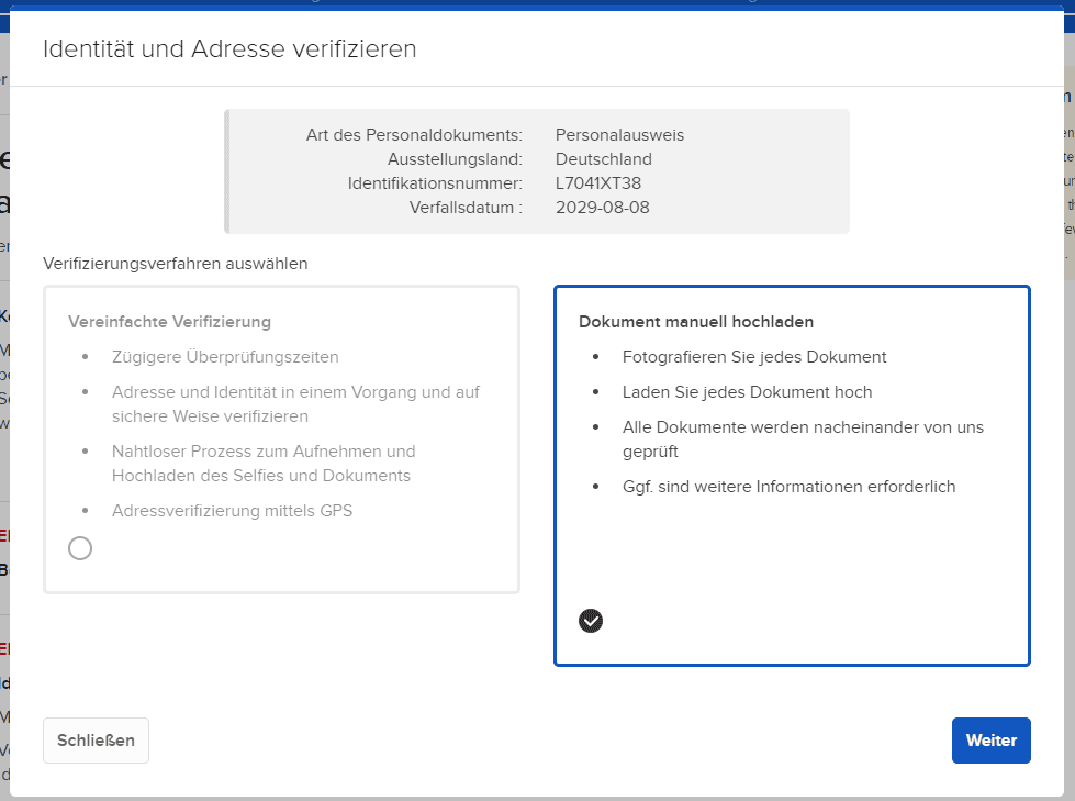 Eine deutschsprachige Verifizierungsoberfläche zeigt Optionen zur Identitäts- und Adressverifizierung an, darunter eine vereinfachte Verifizierung und den manuellen Dokumenten-Upload. Es gibt jeweils einen „Schließen“-Button und einen „Weiter“-Button.