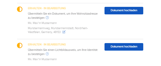 Screenshot einer Webseite mit zwei Warnmeldungen, in denen der Benutzer aufgefordert wird, Dokumente hochzuladen, um seine Adresse und Identität zu bestätigen. Die blauen Schaltflächen tragen die Aufschrift „Dokument hochladen“.
