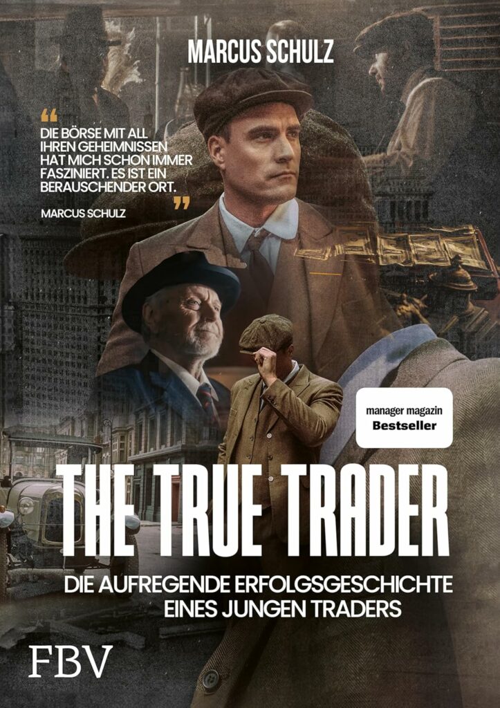 Buchcover von „The True Trader“ von Marcus Schulz mit einem ernst aussehenden Mann in zeitgenössischer Kleidung. Der Text auf dem Cover enthält ein Zitat, einen Bestseller-Tag und den Untertitel auf Deutsch: „Die aufregende Erfolgsgeschichte eines jungen Traders“, gestaltet mit einem eleganten Entwurf.