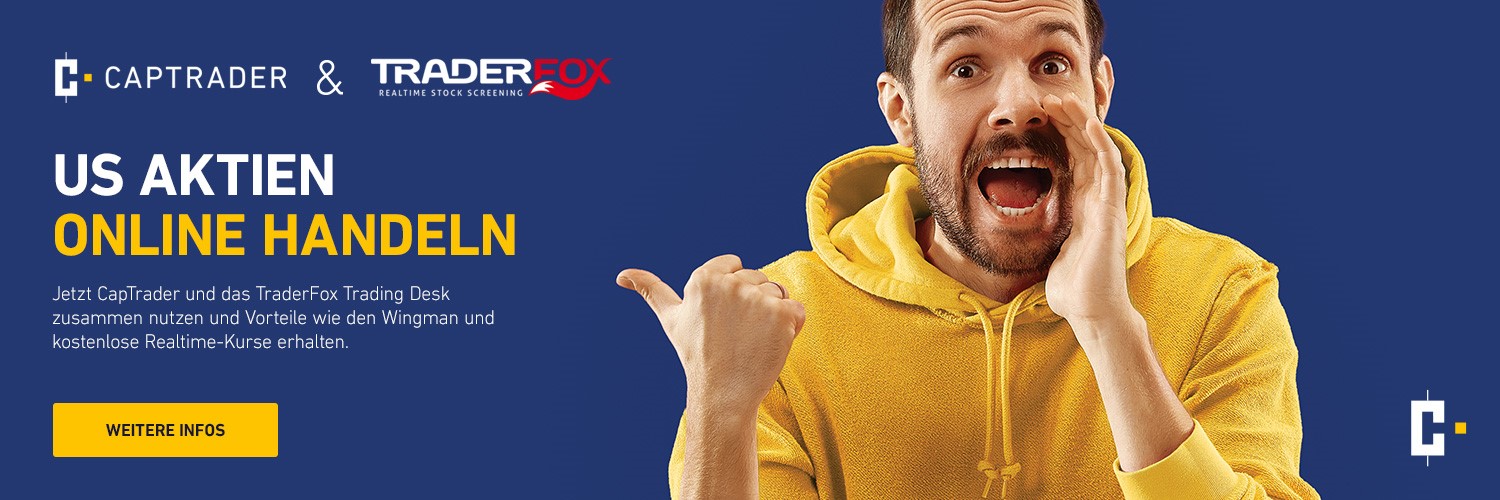 Mann im gelben Pullover vor blauem Hintergrund mit dem Text „US Aktien Online Handeln“, der für die Dienste von CapTrader und TraderFox wirbt.
