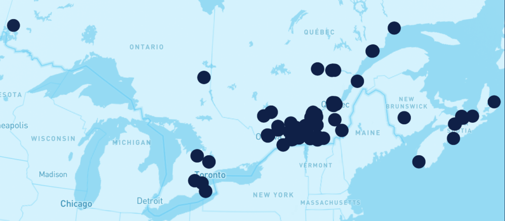 Eine Karte mit dunkelblauen Markierungen erstreckt sich über Teile des Nordostens der Vereinigten Staaten und des Südostens Kanadas und hebt wichtige Gebiete wie Chicago, Toronto und Quebec hervor, in denen die Präsenz von Realty Income bemerkenswert ist.
