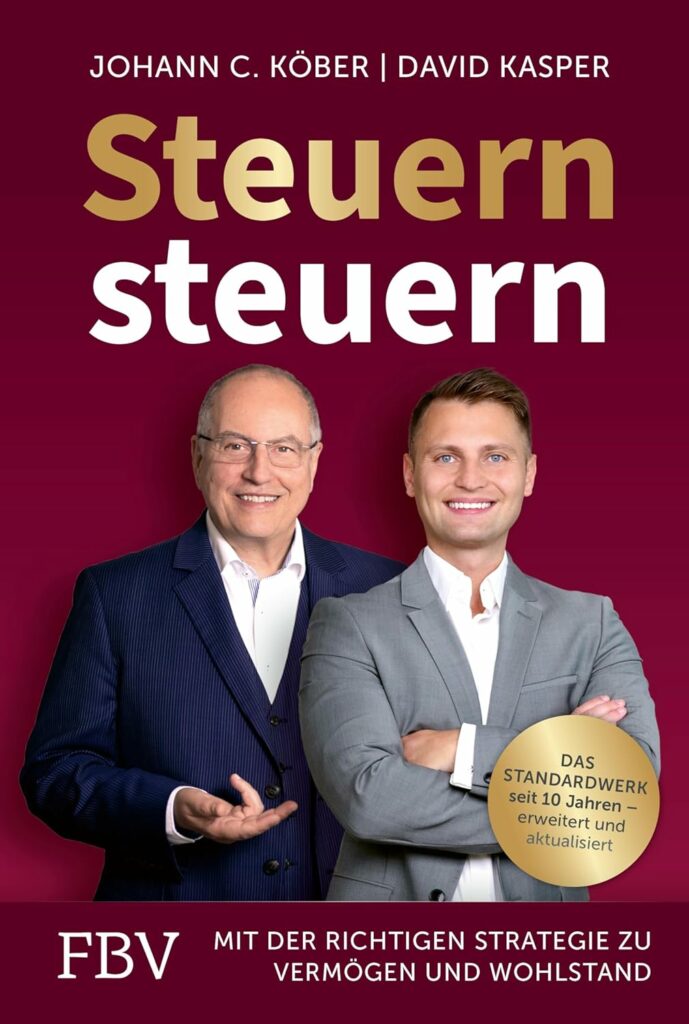 Zwei Männer in Anzügen posieren auf dem Cover eines Buches mit dem Titel „Steuern Steuern“ von Johann C. Köber und David Kasper. Das Cover ist kastanienbraun und mit einem runden Etikett versehen, das auf Aktualisierungen hinweist.