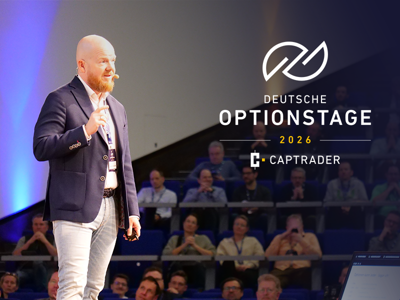 Ein Redner hält auf der Bühne der Veranstaltung „Deutsche Optionstage 2026“, die von CapTrader, einem führenden Online-Broker, veranstaltet wird, einen Vortrag, während im Hintergrund das Publikum sitzt.