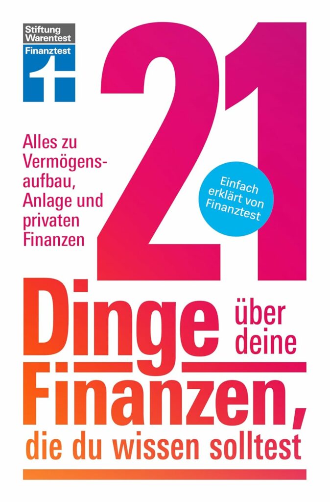 Buchcover mit fettgedrucktem Text „21 Dinge über deine Finanzen, die du wissen solltest“ und einem blauen Aufkleber mit der Aufschrift „Einfach erklärt von Finanztest.“.