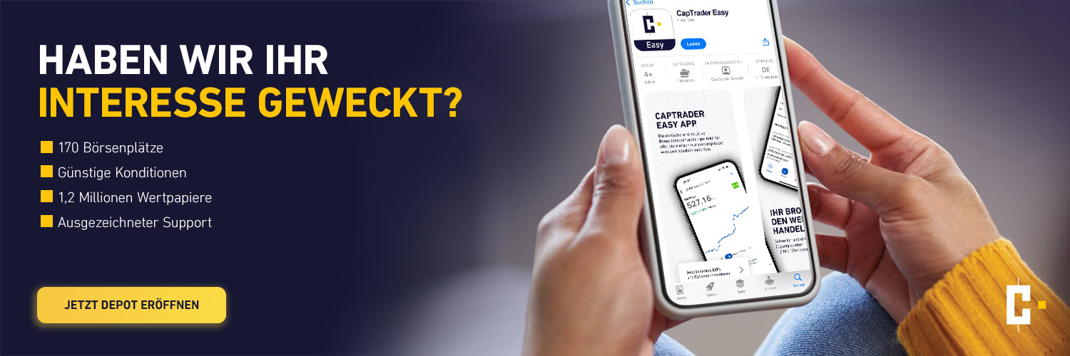 Eine Person hält ein Smartphone, auf dem die CapTrader Easy App angezeigt wird; der Text auf der linken Seite listet die Funktionen der App auf und fordert den Benutzer auf, ein Konto zu eröffnen.