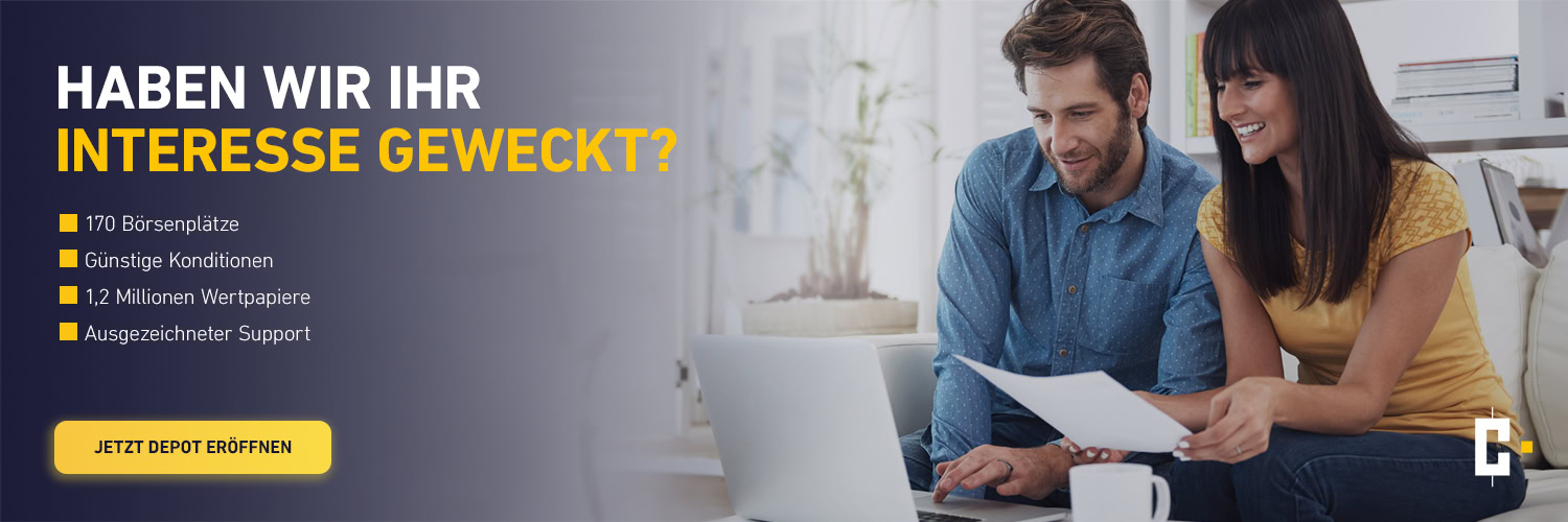 Ein Mann und eine Frau sitzen gemeinsam lächelnd an einem Laptop, während links eine Liste der Vorteile von Investitionsplattformen in deutscher Sprache angezeigt wird.