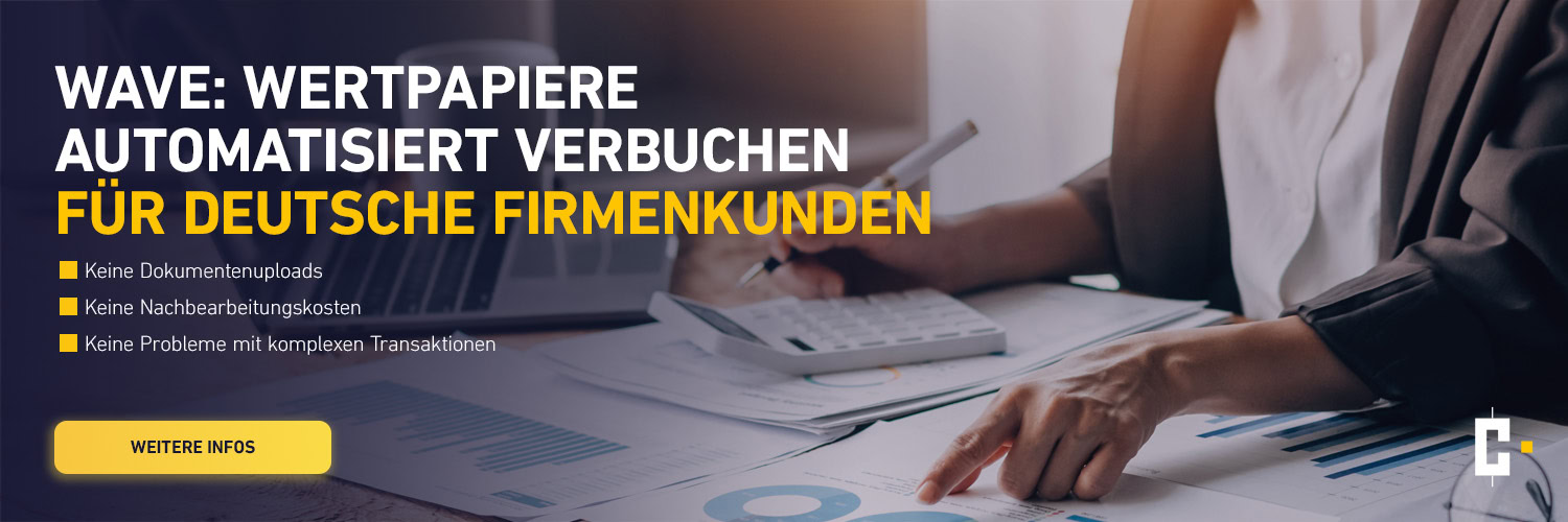 Geschäftsmann, der an einem Schreibtisch mit Dokumenten und einem Laptop arbeitet; deutscher Text wirbt für die automatische Wertpapierbuchung für Firmenkunden.