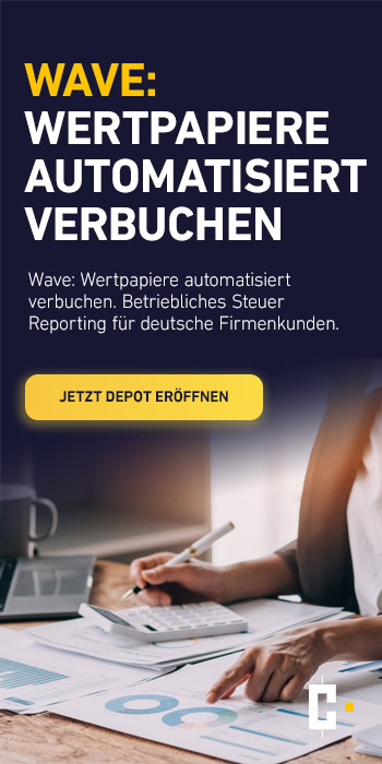 Eine Person arbeitet an einem Schreibtisch mit Dokumenten und einem Laptop. Der Text wirbt für die automatisierte Wertpapierbuchung von WAVE für deutsche Geschäftskunden. Auf der Schaltfläche steht: "Jetzt Depot eröffnen.