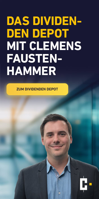 Ein Mann im Anzug steht vor einem verschwommenen Bürohintergrund mit deutschem Text, der für ein Dividendenportfolio mit Clemens Faustenhammer wirbt.