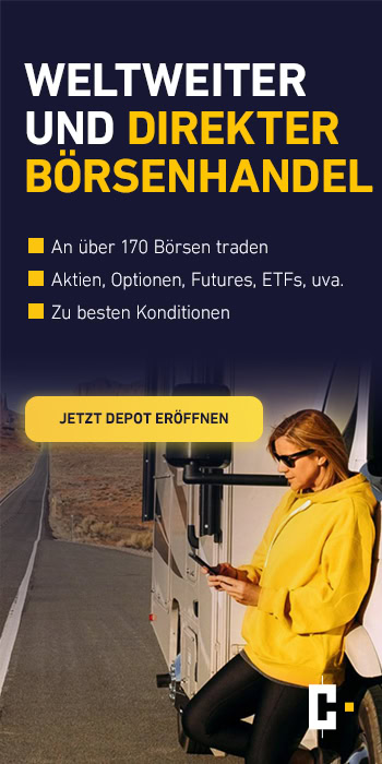 Eine Frau sitzt in einem Bus.